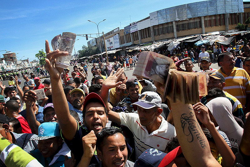 © APA/AFP/Cortesia Panorama/Luis Bravo Demonstranten vor der Venezolanischen Zentralbank