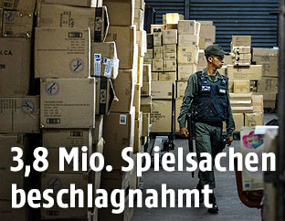 Die konfiszierten Spielsachen in einer Lagerhalle