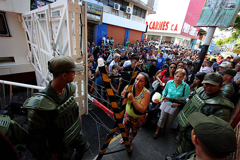 © APA/AFP/George Castellanos Menschen vor einer Bank