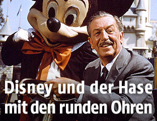 Walt Disney neben Micky-Maus-Figur