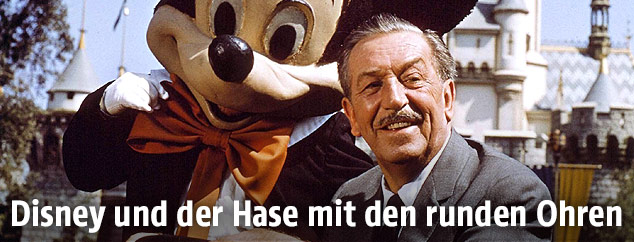 Walt Disney neben Micky-Maus-Figur