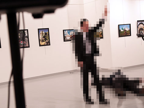 © APA/AP/Burhan Ozbilici Der mutmaßliche Täter und Andrei Karlow