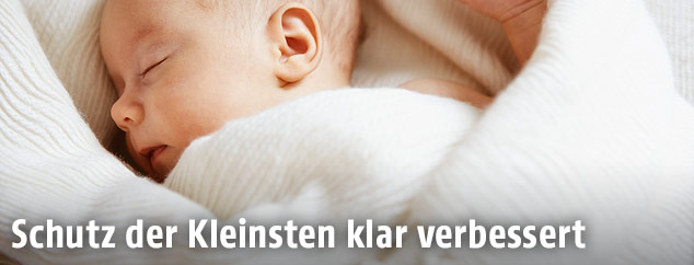 In Tüchern eingewickeltes Baby