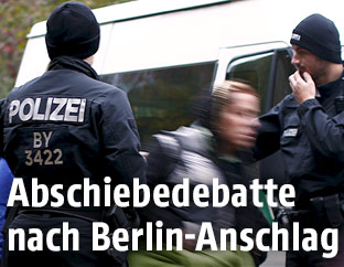 Deutsch Polizisten und syrische Fl&uuml;chtlinge bei der Grenze zu &Ouml;sterreich