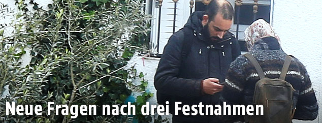 Menschen vor dem Eingang des Familienwohnsitzes von Anis Amri in Tunesien