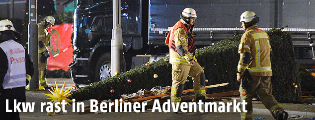 Einsatzkräfte neben Lkw in Berlin