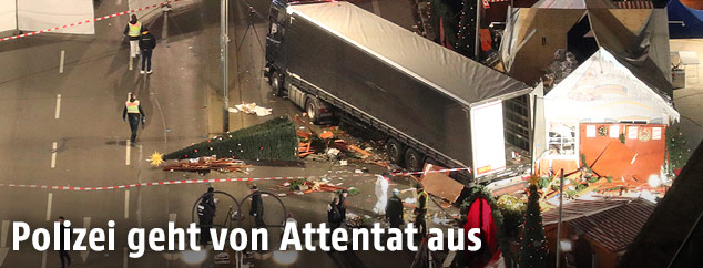 Einsatzkräfte neben Lkw in Berlin