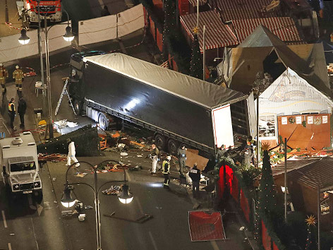 © APA/AFP/Odd Andersen Lkw neben zerstörten Weihnachtsmarktständen