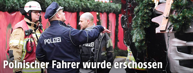 Polizisten neben dem Lkw, mit dem der Anschlag verübt wurde