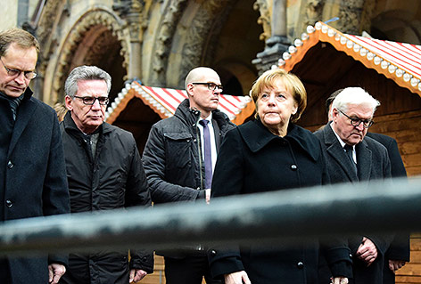 Berlins Bürgermeister Michael Müller, Innenminister Thomas de Maiziere, Bundeskanzlerin Angela Merkel und Außenminister Frank-Walter Steinmeier