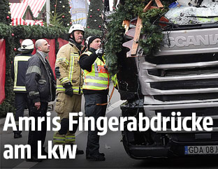 Ermittler vor dem Lkw, mit dem der Anschlag ver&uuml;bt wurde