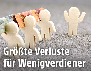 Holzfiguren mit Geld