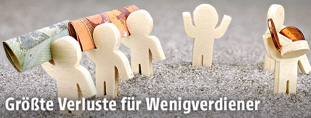 Holzfiguren mit Geld