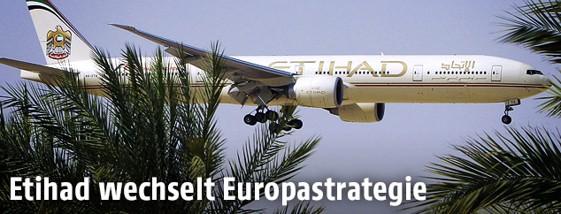 Etihad-Fluzeug über Palmen