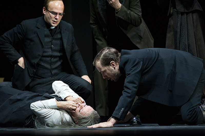 © Burgtheater/Reinhard Werner Szene aus Arthur Millers "Hexenjagd"