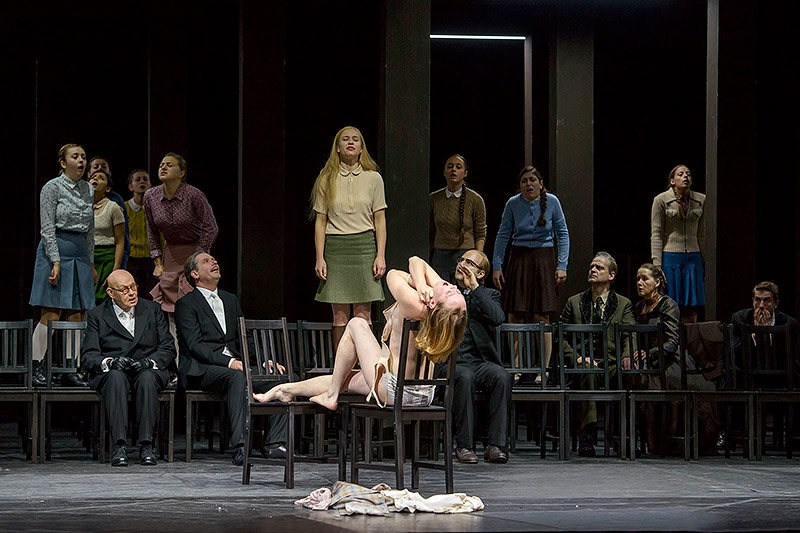 © Burgtheater/Georg Soulek Szene aus Arthur Millers "Hexenjagd"