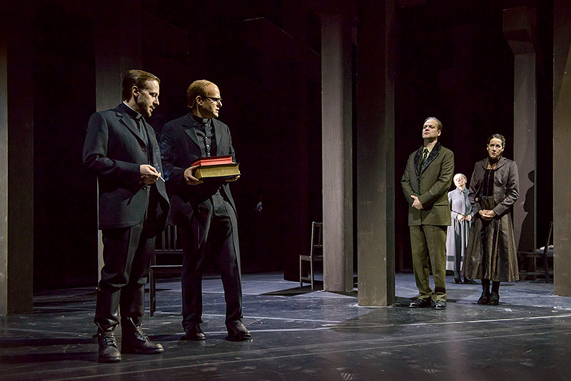 © Burgtheater/Georg Soulek Szene aus Arthur Millers "Hexenjagd"