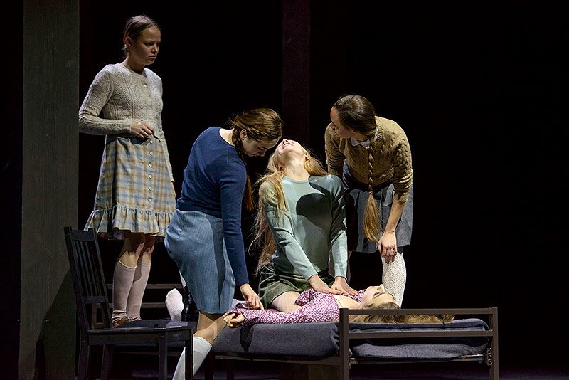 © Burgtheater/Georg Soulek Szene aus Arthur Millers "Hexenjagd"