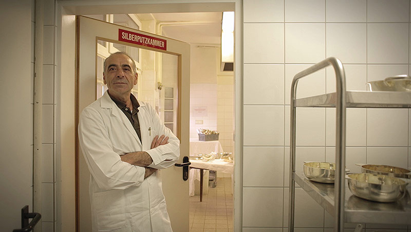 © Nikolaus Geyrhalter Filmproduktion GmbH Bilginc Duvarci vor der Silberputzkammer im Hotel Sacher
