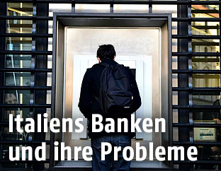 Mann vor einem Bankomat in Italien