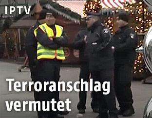 Polizei am Weihnachtsmarkt
