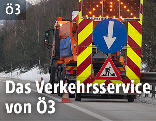 Straßenfahrzeug zeigt Baustelle an