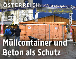Müllcontainer vor dem Wiener Christkindlmarkt am Rathausplatz