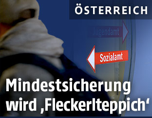Mann betritt ein Sozialamt