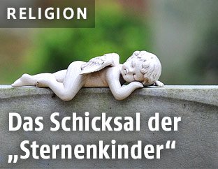 Engelstatue auf einem Grabstein