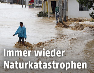 Mann auf einer überfluteten Straße