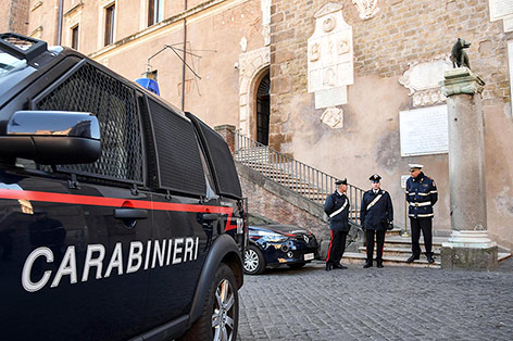 © APA/AP/ANSA/Alessandro Di Meo Polizisten vor dem Rathaus in Rom
