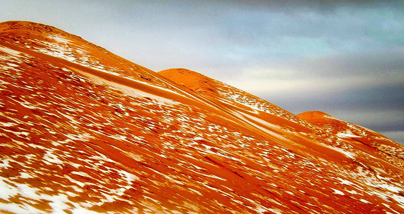 © Karim Bouchetata Wüste Sahara mit Schneedecke