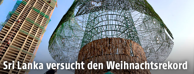 Konstruktion eines künstlichen Weihnachtsbaums in Sri Lanka