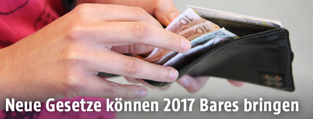 Frau mit Geldbörse