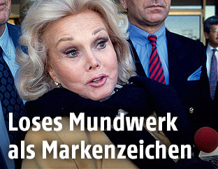 Zsa Zsa Gabor bei einem Interview