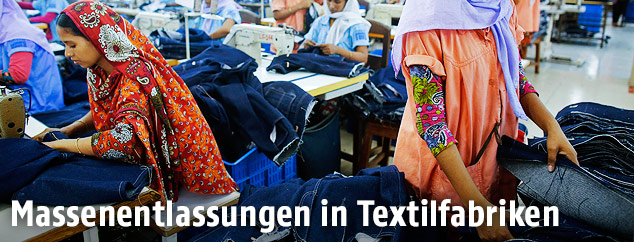 Arbeiterinnen in einer Textilfabrik