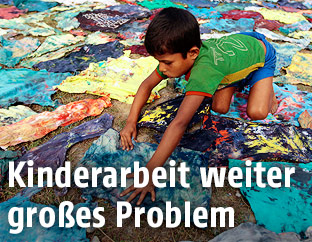 Kind färbt Kleidung