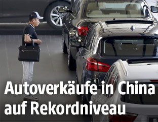 Kunde in einem Autogeschäft in China