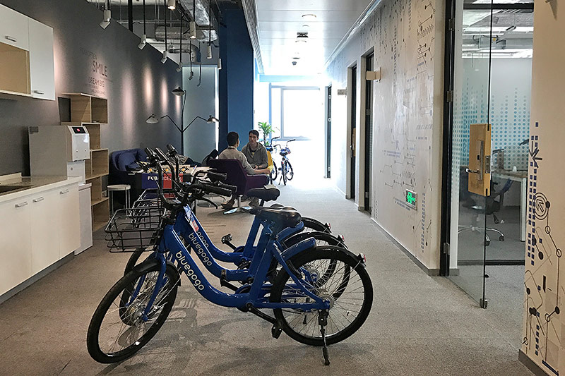 Fahrräder in einem chinesischen coworking space