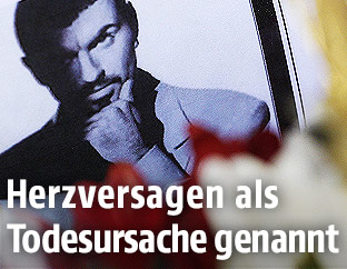 Portr&auml;t von George Michael umgeben von Blumen
