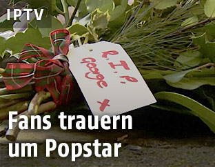 Blumen vor dem Haus von George Michael