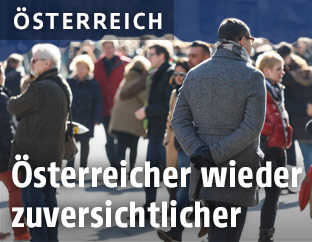 Passanten auf einer Einkaufsstra&szlig;e