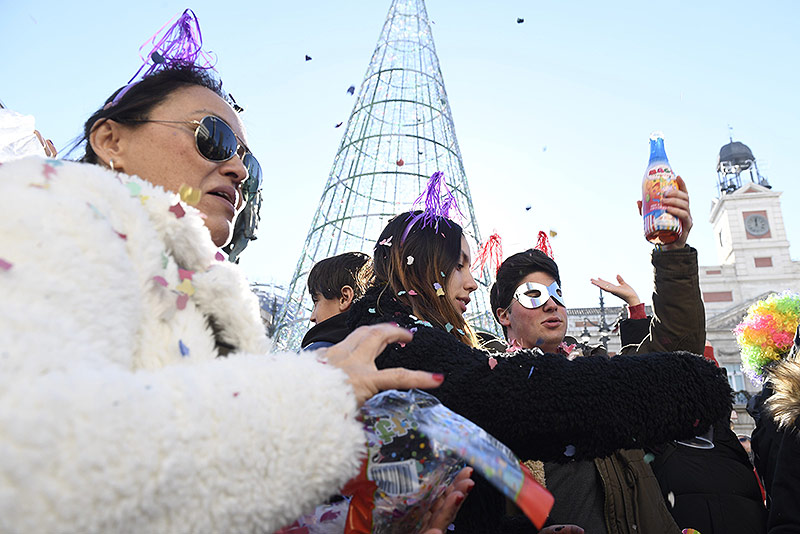 © APA/AFP/Curto De La Torre Menschen feiern in Madrid