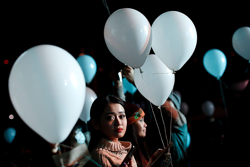 © APA/AFP/Behrouz Mehri Frau mit Ballons
