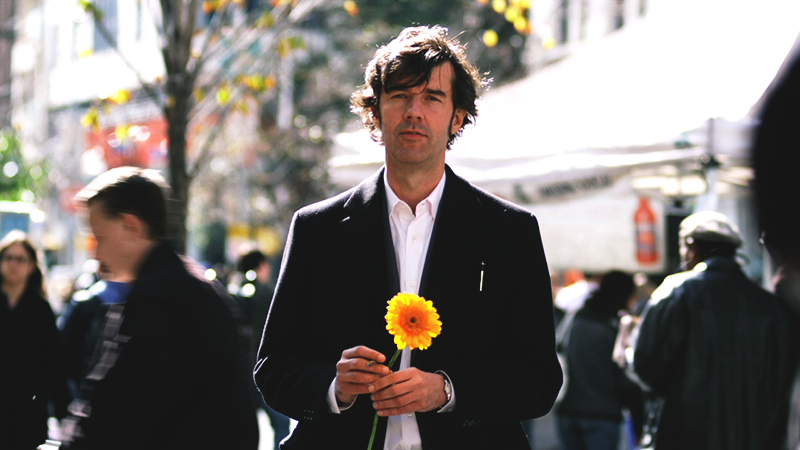 © Polyfilm Stefan Sagmeister mit Blume