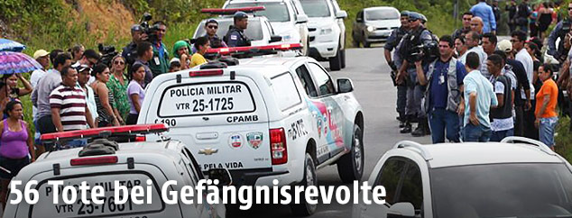 Polizeiautos beim Haupteingang des Gefängnisses