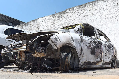 © APA/AFP/Marie Hospital Ausgebranntes Autowrack