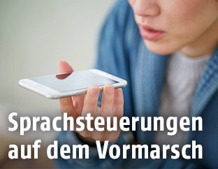 Eine Frau spricht in ihr Handy