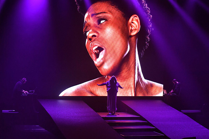 Sängerin Anohni auf einer Leinwand auf der Bühne