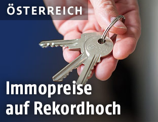 Mann h&auml;lt Wohnungsschl&uuml;ssel